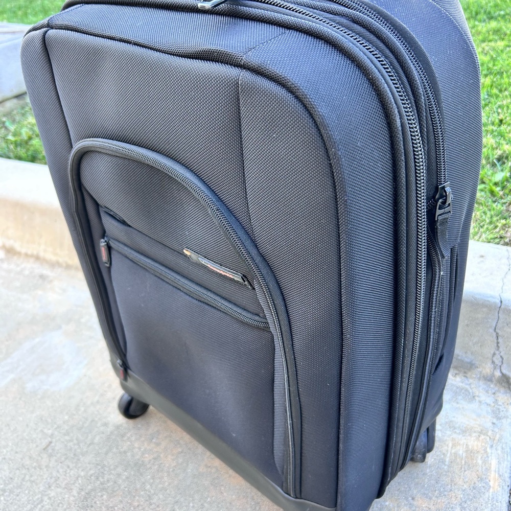 Samsonite - Black Spinner Carry-on